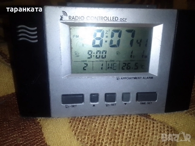 часовник, аларма, термометър 