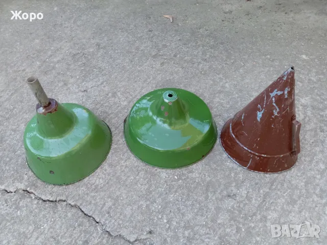 старинна емайлирана промишлена лампа