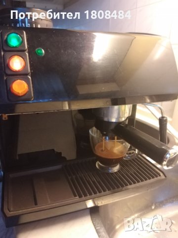 Кафе машина Саеко меджик с ръкохватка с крема диск и вградената кафемелачка, работи отлично 
