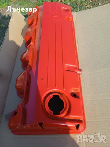 Продавам капак на клапани за MERCEDES 190E с повреда