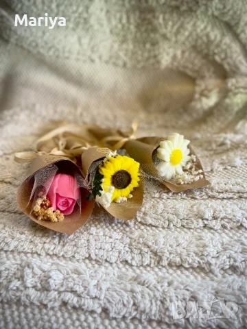 Красив букет с ароматно цвете от восък и крафт хартия  , снимка 6 - Изкуствени цветя - 51279385