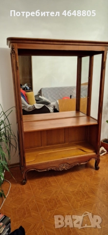 Резбован витринен шкаф 