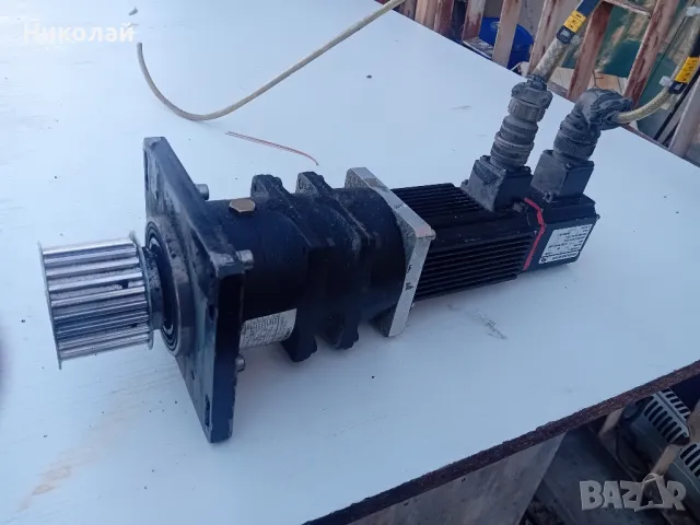 серво мотор с редуктор