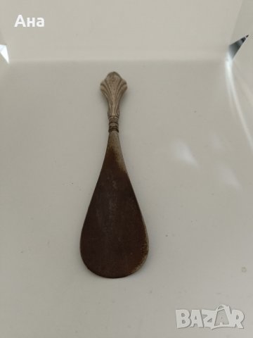 Продадена Стара маркирана английска обувалка със сребърна дръжка , снимка 1