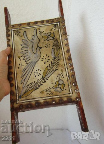 стар музикален ударен инструмент барабан, гълъб птица, кожа и дърво ваза Патагония, кожен кон, хамут