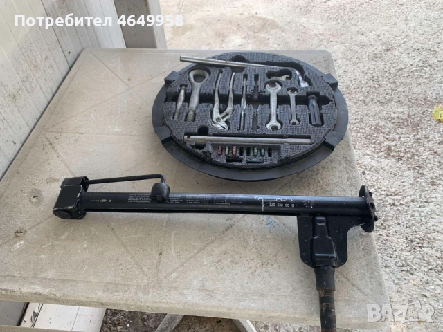 Продавам резервна гума тип патерица за Мерцедес S класа +крик и оригинални инструменти, снимка 6 - Гуми и джанти - 52444526