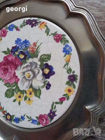 Две декоративни порцеланови чинийки с  цветя и калаен обков, снимка 3 - Колекции - 39601438