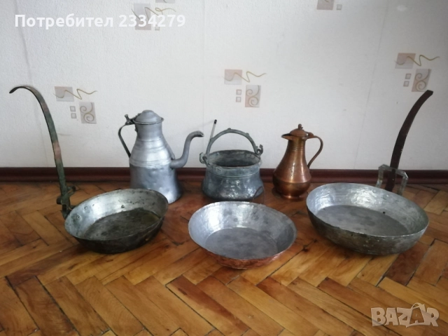 Бакърени тигани, ръчно изработени в различни времена от различни майстори. 