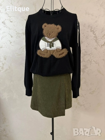 пуловер с мече 