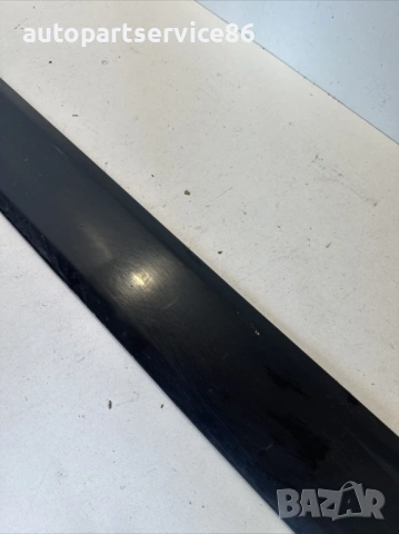 Декоративна лайсна на предната лява врата черна за KIA Carnival (2006–2012) 87711-4D100, снимка 2 - Части - 53219018