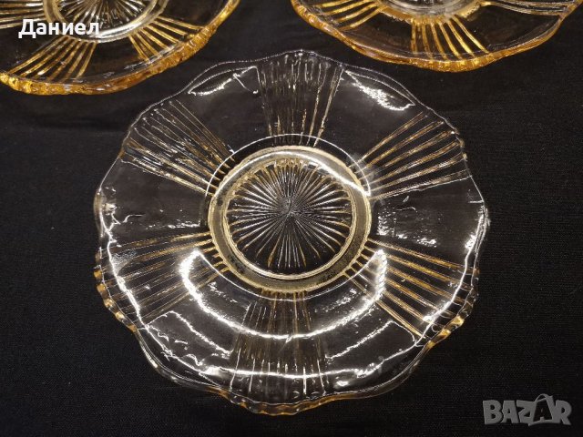 Три малки стъклени чинийки , снимка 3 - Антикварни и старинни предмети - 39747091