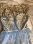 Chi Chi London Дамска официална рокля - светло синьо и златисто / дантела, снимка 15