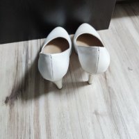Бели кожени токчета, снимка 3 - Дамски обувки на ток - 43158916