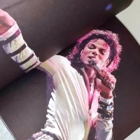 Michael Jackson книга-албум, снимка 2 - Други - 43316737
