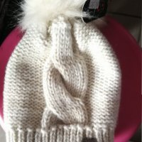 Плетена топла шапка с пухче бежов цвят, детски и дамски, снимка 1 - Други - 35257919