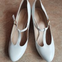 Бели дамски обувки , снимка 1 - Дамски обувки на ток - 43896164