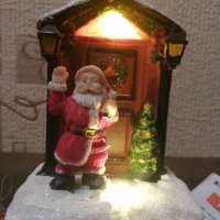 Коледна LED светеща мини сцена дядо Коледа пред вратата на MAGIC VILLAGЕ., снимка 11 - Декорация за дома - 42993376