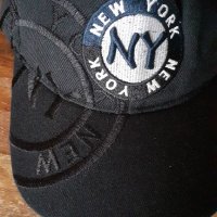 шапка бейсболна с козирка, черна, плътен плат и много бродерии  New York, снимка 2 - Шапки - 43536036