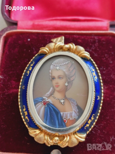 Уникално красив златен медальон злато 750 с емайл поставени три брилянта и два рубина, снимка 1