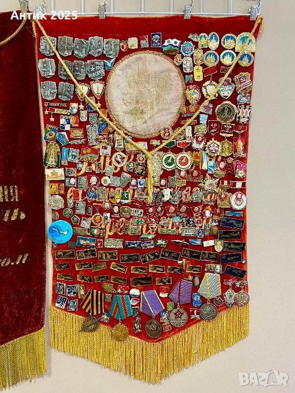 Колекция от съветски значки върху кадифено знаме – голям винтидж комплект, 200+ значки, СССР, снимка 1