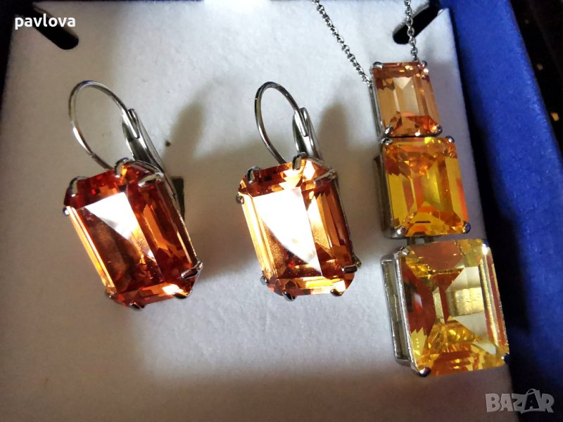 Комплект е Оригинални в кутия колие и обеци кристални камъни Сваровски, снимка 1