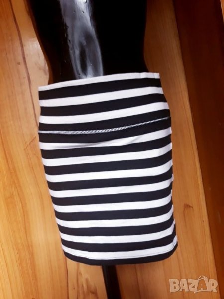 Черно-бяла къса еластична пола на райе М, снимка 1