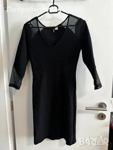 Черна рокля с мрежести участъци 