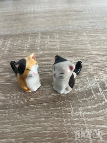 Малки фигурки котенца