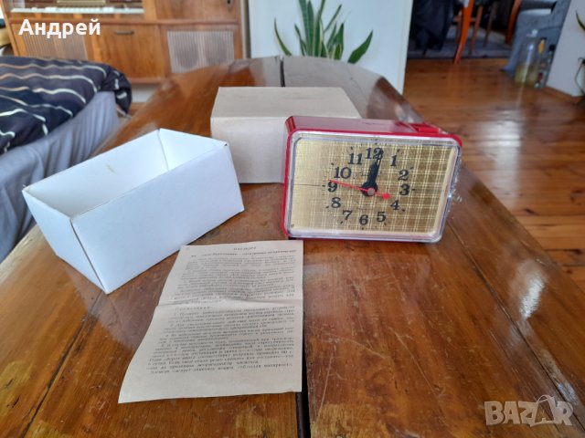 Стар настолен часовник будилник Янтар,Jantar #3, снимка 2 - Антикварни и старинни предмети - 35337324