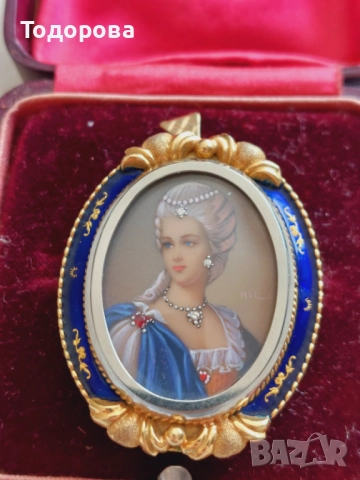 Уникално красив златен медальон злато 750 с емайл поставени три брилянта и два рубина