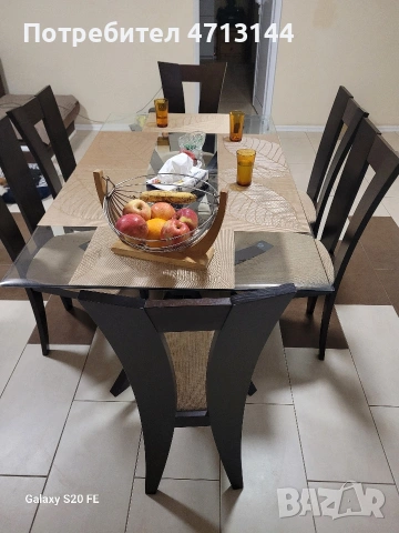 Стъклена трапезна маса