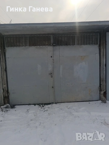 Продавам монолитен  гараж , паркомясто .
