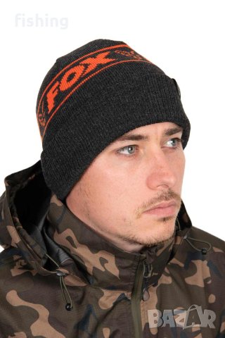 Класическа плетена шапка от известния бранд за шарански риболов Fox. Шапката е с черен основен цвят 