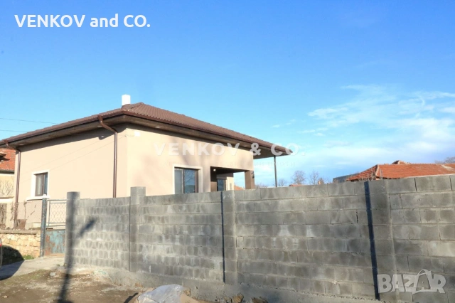 НА МЕТРИ ОТ СПИРКА, ПЛОЩАД И УЧИЛИЩЕ!! АСФАЛТОВ ПЪТ!! ГОТОВА ДО КЛЮЧ С ЧИСТО НОВ ПОКРИВ!! РАВЕН ДВОР, снимка 13 - Къщи - 53247317