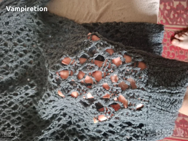 Пуловер на дупки Бенетон, снимка 2 - Блузи с дълъг ръкав и пуловери - 51120524