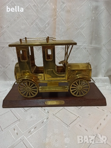 Масивен голям месингов модел на ретро такси за бюро или др. автомобилна диарама върху дървена основа, снимка 2 - Антикварни и старинни предмети - 52771696