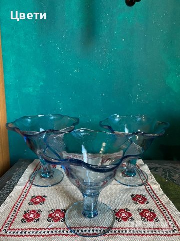Цветни, стъклени чаши на столче - 3 броя 
