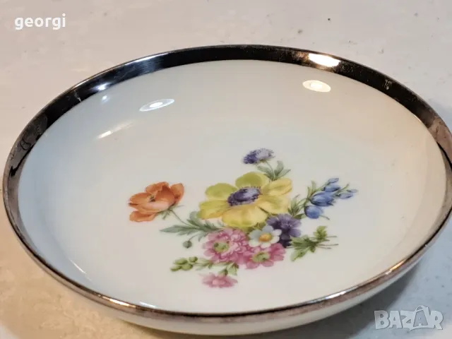 декоративна порцеланова чинийка с цветя и сребърен кант  20/3