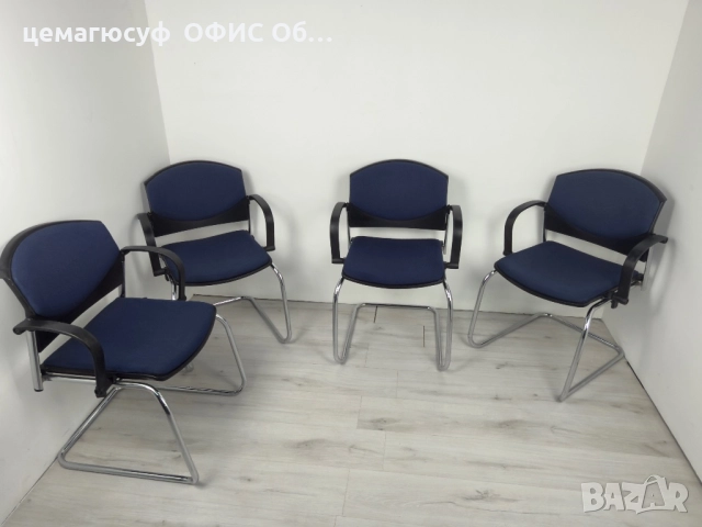 Офис столове в тъмносин цвят подходящи за конферетни зали  или срещи;