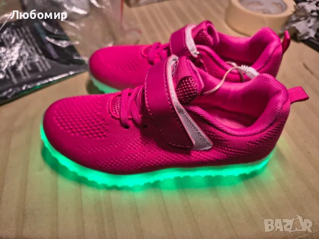 J Спортни LED обувки Унисекс Светещи обувки Маратонки Ежедневни маратонки Обувки за двойки

, снимка 5 - Детски маратонки - 49533749