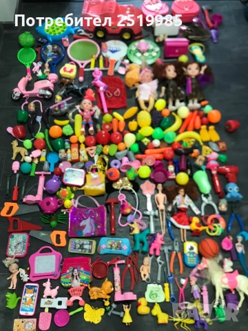 Огромен човал с 268 пластмасови играчки