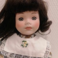 Порцеланова кукла , снимка 1 - Други ценни предмети - 43609896