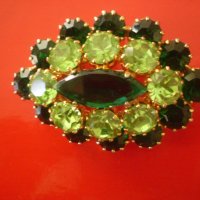 Стара елипсовидна брошка с двуцветен зелен чешки кристал, снимка 2 - Антикварни и старинни предмети - 36941012