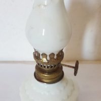 Красива малка бяла порцеланова лампа, снимка 3 - Антикварни и старинни предмети - 32413826