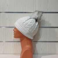 Нова зимна дамска шапка в бял цвят с пух/помпон, снимка 5 - Шапки - 35501382