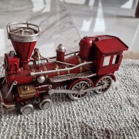 Метален локомотив– 16см, снимка 1 - Антикварни и старинни предмети - 38648237