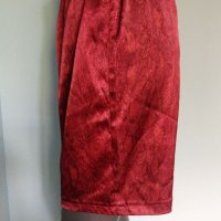 Еластични сатенени бермуди / змийски принт в червено / голям размер , снимка 2 - Къси панталони и бермуди - 33446035