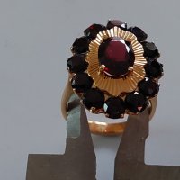 Дамски златен пръстен с гранати-18 карата злато(чехски гранати), снимка 2 - Пръстени - 38897379
