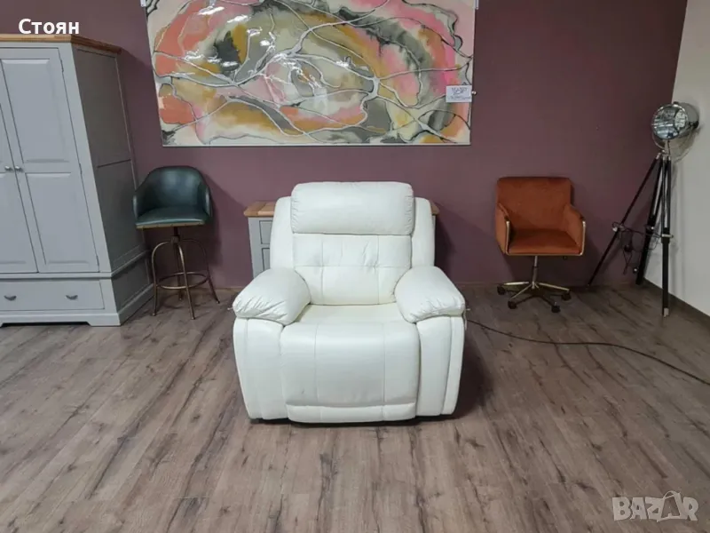Бял кожен фотьойл La-z-boy с електрически релаксиращ механизъм, снимка 1