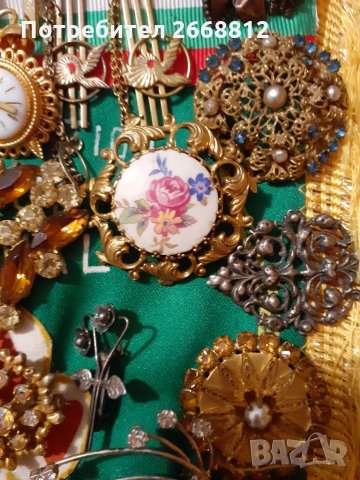 Брошки, снимка 9 - Колиета, медальони, синджири - 28785186